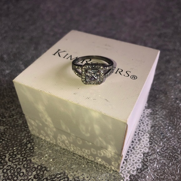 Gorgeous Princess Cut Cubic Zirconia Ring 💍 - Picture 3 of 9